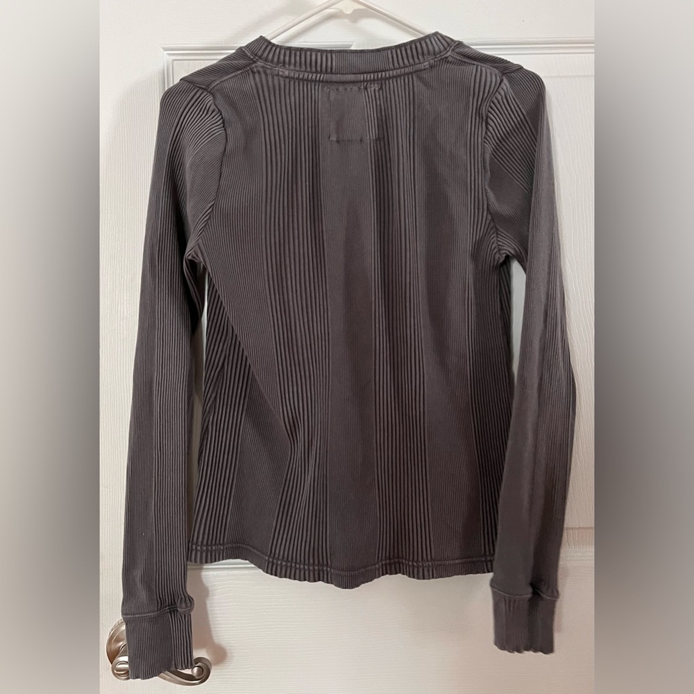Aerie Ribbed Gray Henley Top Size Large - Picture 3 of 3